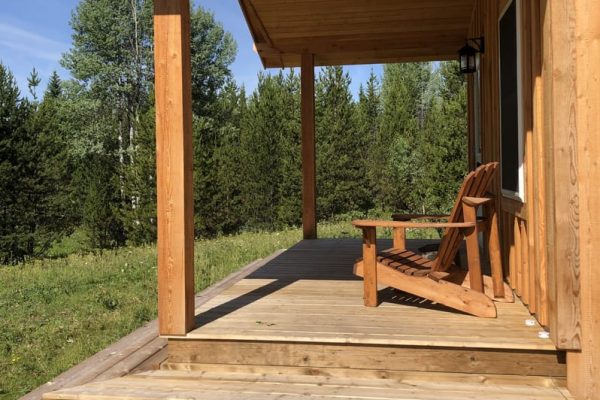 beaver-cabin-2022-porch-side
